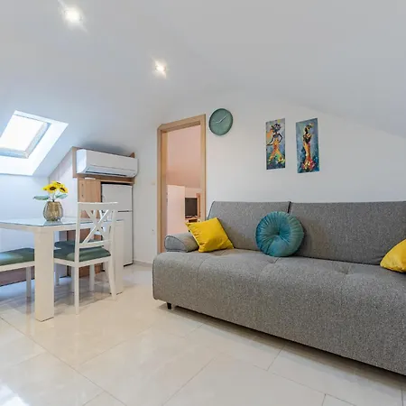 1 Bedroom Stunning In Apartment *