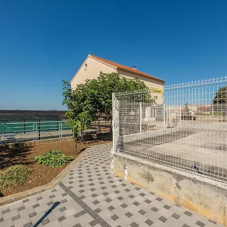 1 Bedroom Stunning In Appartement